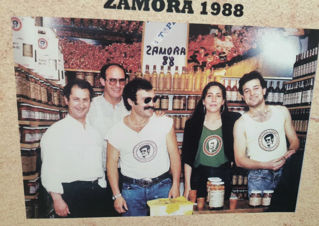 En este momento estás viendo #50AñosATope: ¿Cómo surgió el logo de Prada A Tope?